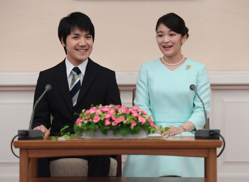 婚約が内定し、記者会見される秋篠宮家の長女眞子さまと小室圭さん=東京・元赤坂の赤坂東邸で2017年9月3日午後3時6分、代表撮影