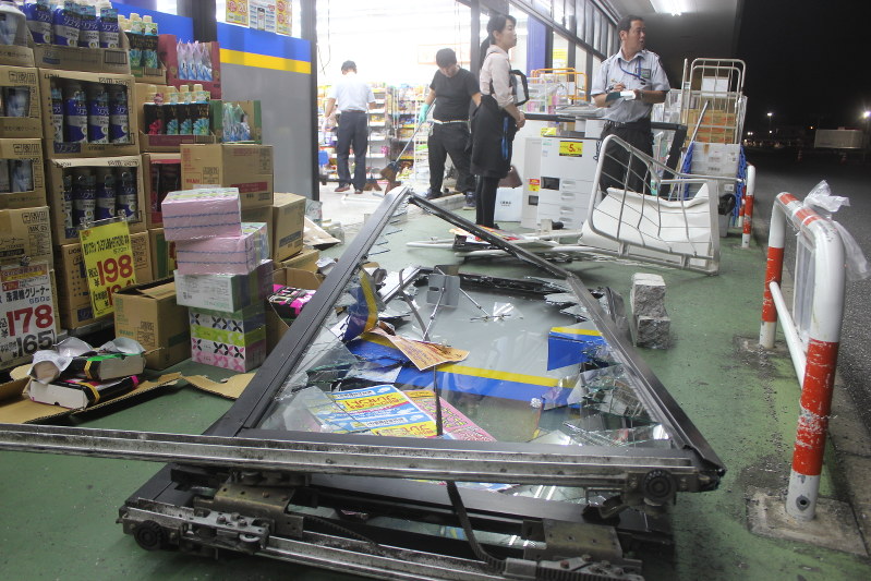 千葉 館山 マツキヨに車突っ込む 買い物女性２人けが 毎日新聞