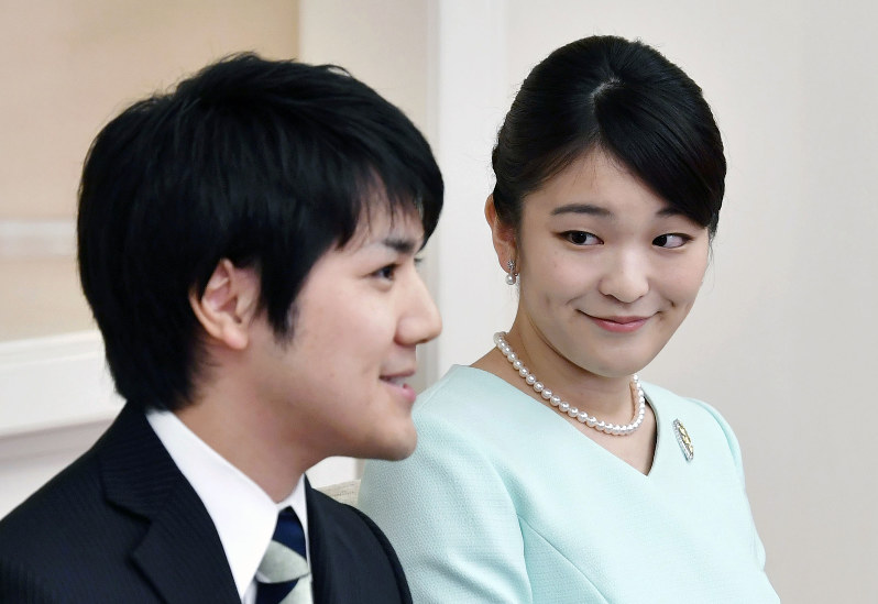 皇室 婚約内定会見 眞子さまと小室さん 月と太陽ひかれ合い 毎日新聞