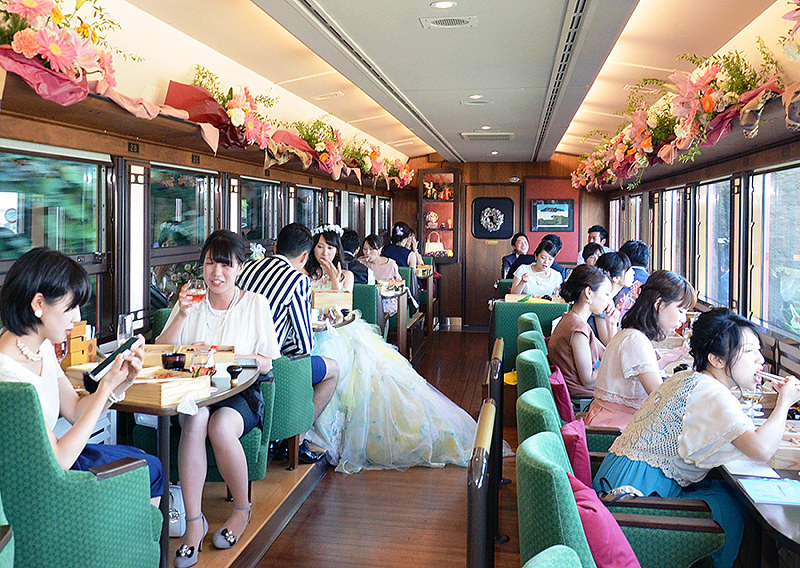 ｊｒ四国 観光列車 伊予灘ものがたり 幸せ続くよ どこまでも 駅で人前式やお色直しも 愛媛 毎日新聞