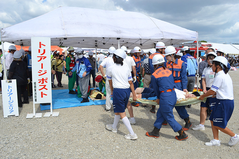 消防関係者と中学生たちが行った負傷者搬送訓練=兵庫県姫路市白浜町で、広田正人撮影