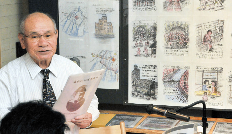 自ら描いた原爆の絵を背景に体験を語る広中正樹さん=広島県福山市鞆町鞆の鞆の津ミュージアムで、松井勇人撮影