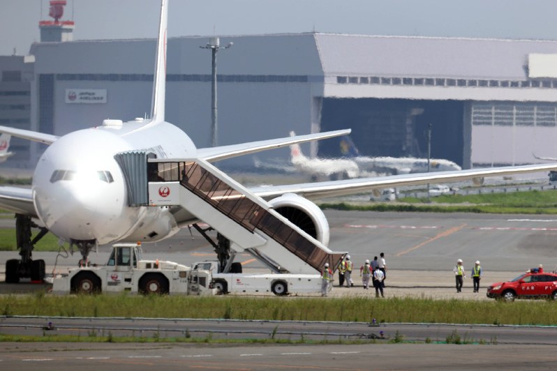 日航機 エンジンから火 緊急着陸 バードストライクか 毎日新聞