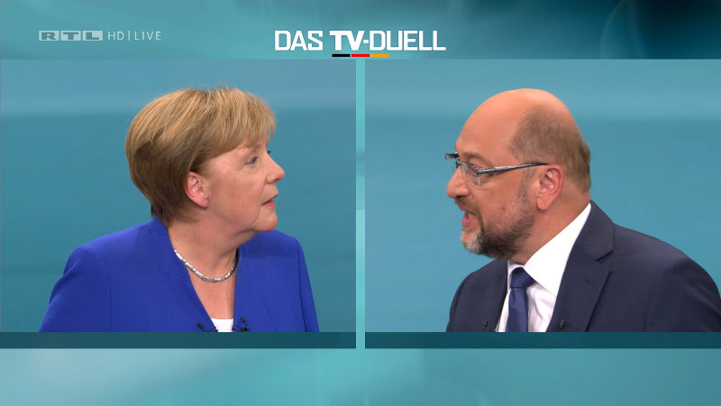テレビ討論会で議論を交わすドイツのメルケル首相(左)と社会民主党のシュルツ党首=ベルリンで2017年9月3日、RTLテレビ・ロイター