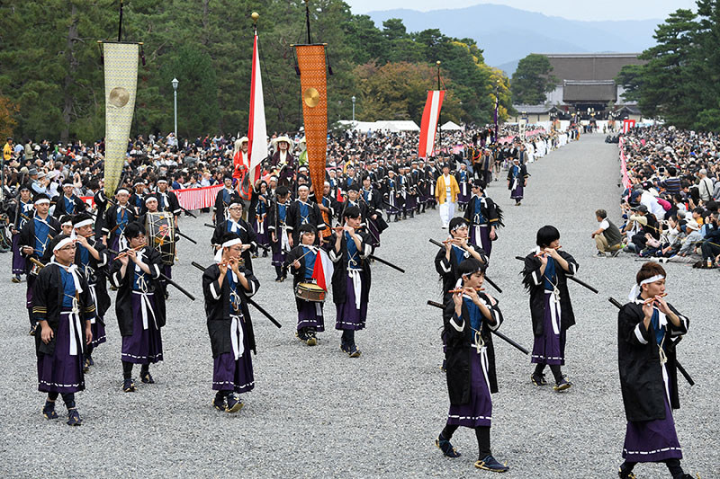 2016年の時代祭で京都御苑を練り歩く行列=京都市上京区で、小松雄介撮影