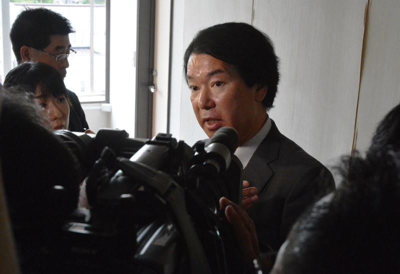 報道陣の取材に応じる松森氏=板柳町役場で