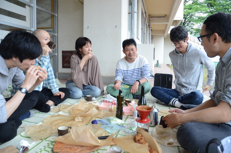 ランチを楽しむ吉田さん(右から3人目)、佐藤さん(同2人目)。右端はセンターを運営する「コトハバ」の都丸さん=みなかみ町の「テレワークセンターみなかみ」で