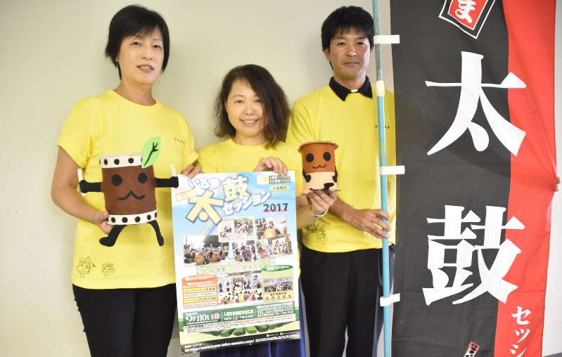 多くの人の来場を呼び掛ける実行委メンバーら=所沢市役所で
