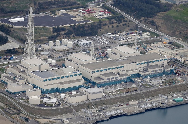 東京電力柏崎刈羽原発の(左から)5号機、6号機、7号機=新潟県柏崎市で2016年4月21日午後2時13分、本社ヘリから