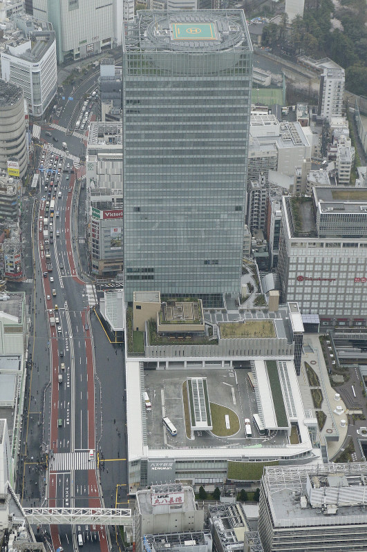 国内最大級のバスターミナル「バスタ新宿」(手前)=東京都渋谷区で2016年4月、本社ヘリから