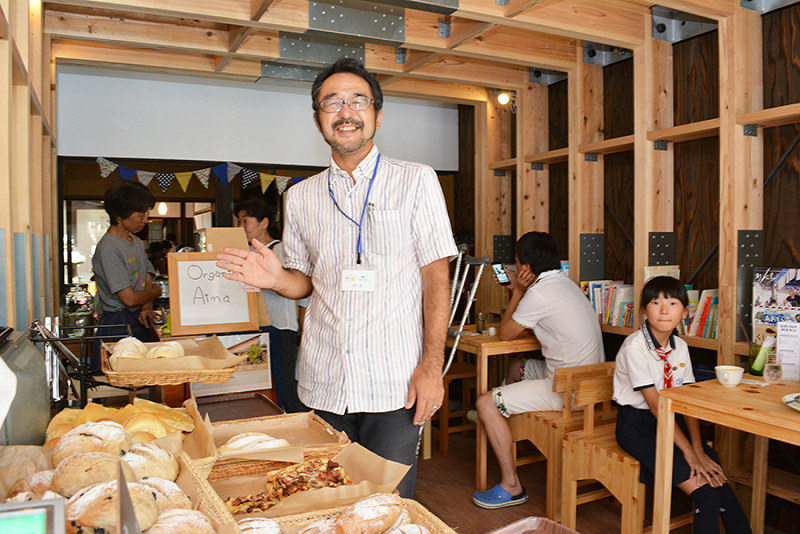 「くじらカフェ」の説明をするあおぞら財団の藤江事務局長=大阪市西淀川区姫里2で、金志尚撮影