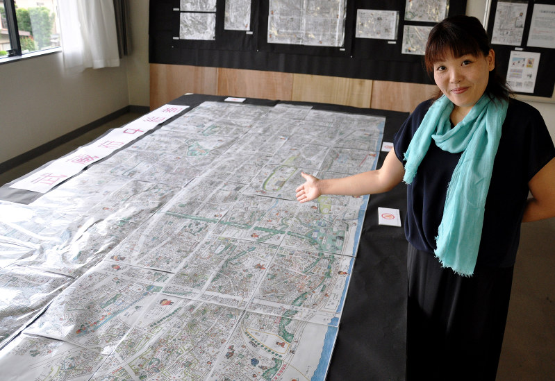 武蔵府中絵巻 府中の街 イラストに ａ３判４８枚に活写 １０日まで展示 東京 毎日新聞