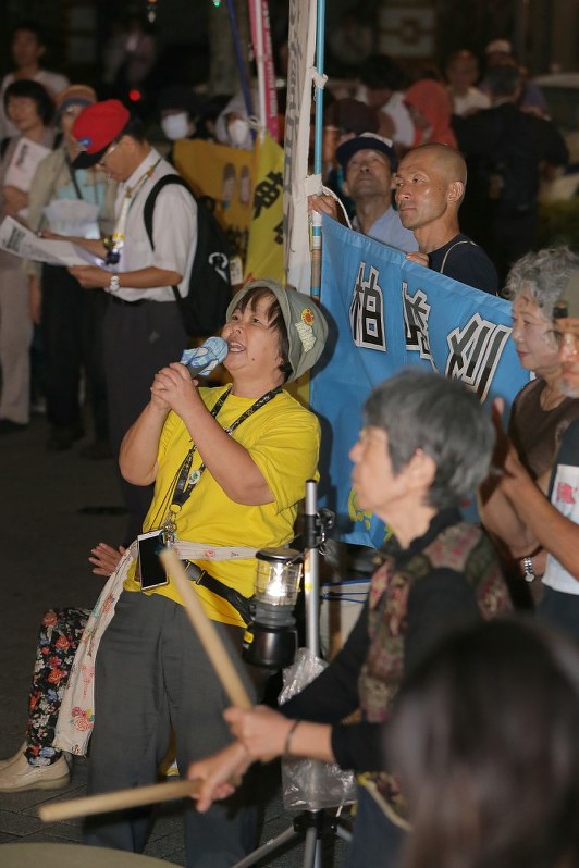 東京電力本店前で抗議する人たち=東京都千代田区で2017年9月6日午後7時39分、和田大典撮影
