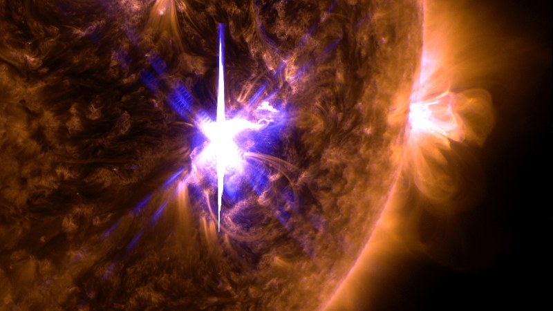 米航空宇宙局(NASA)の太陽観測衛星がとらえた6日の太陽フレア(左)。特殊な光で撮影しているため実際の色とは異なる=NASA提供