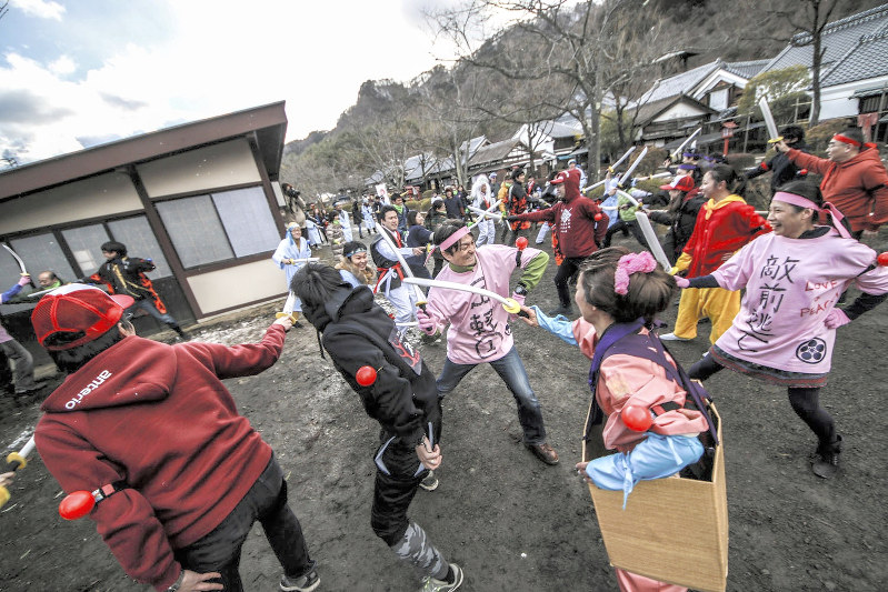 社員旅行先の日光江戸村(栃木県日光市)で、チームに分かれチャンバラ合戦をする医薬品市場調査会社・アンテリオの社員=(株)TearsSwitch提供