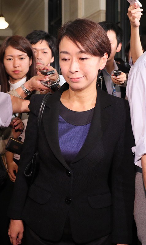 離党届を提出するため民進党役員室に入る山尾志桜里元政調会長=国会内で7日午後8時15分、後藤由耶撮影