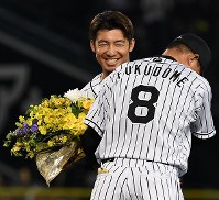 阪神タイガース - 阪神　鳥谷敬　2017年2000本安打達成記念アルバム ニュース - グッズ - 鳥谷敬選手の記録達成の偉業を祝して記念