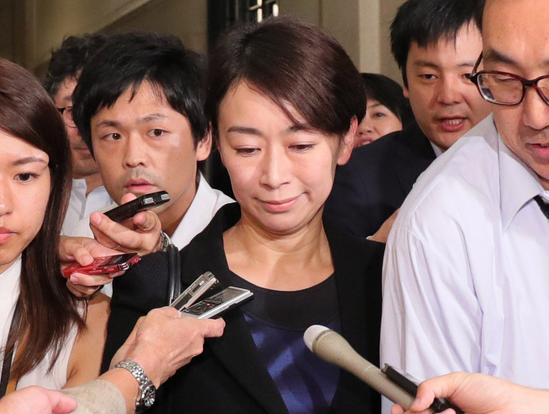 記者に囲まれ民進党役員室に入る山尾志桜里元政調会長=国会内で2017年9月7日午後8時15分、後藤由耶撮影