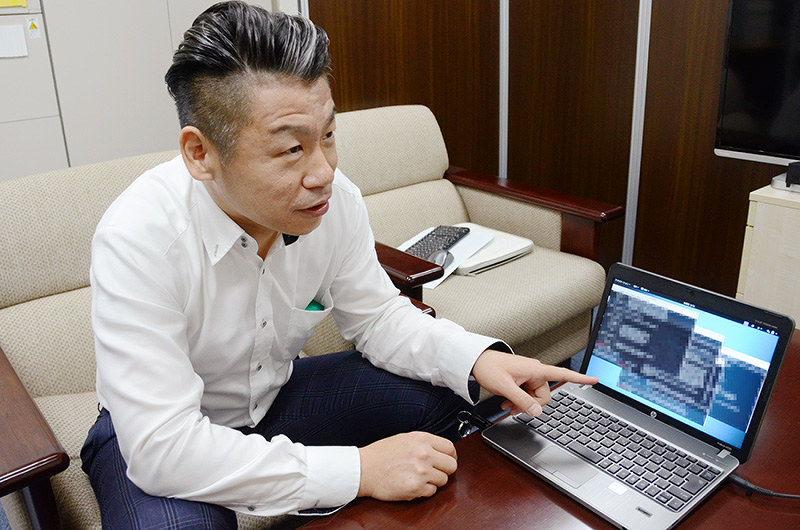 ペネトレーションテストサービスで使う機材を前に説明するビットブレインの斎藤智示社長=福井市中央1で、立野将弘撮影(画像の一部を加工しています)