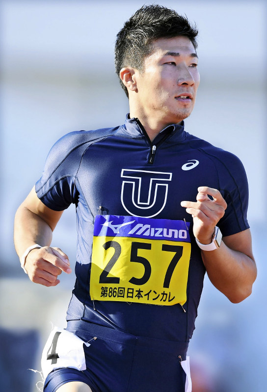 男子100メートル準決勝2組、追い風参考記録10秒14で1位の桐生=山崎一輝撮影