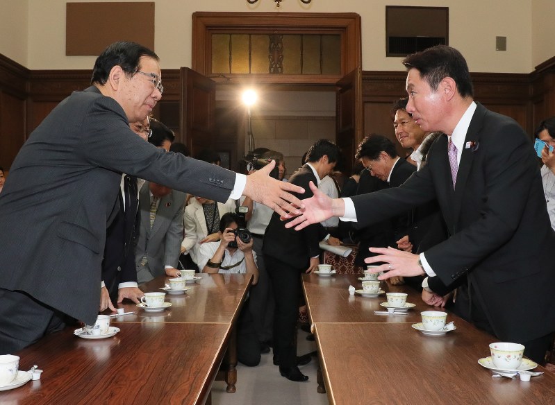 共産党の控室を訪れ、志位和夫委員長(左)と握手を交わす民進党の前原誠司代表(右)=国会内で2017年9月8日午前10時7分、後藤由耶撮影