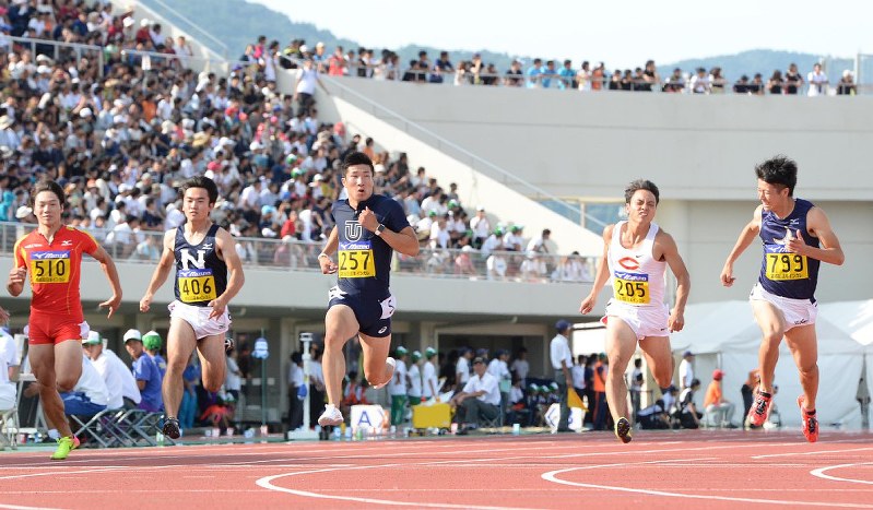 男子100メートル決勝で9秒98で優勝した桐生(左から2人目)。右端は2位の多田=山崎一輝撮影