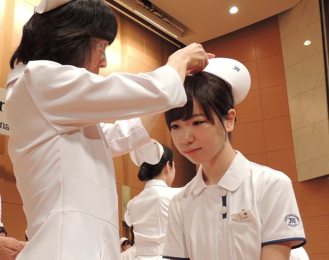 ナースキャップを戴帽する看護学部生