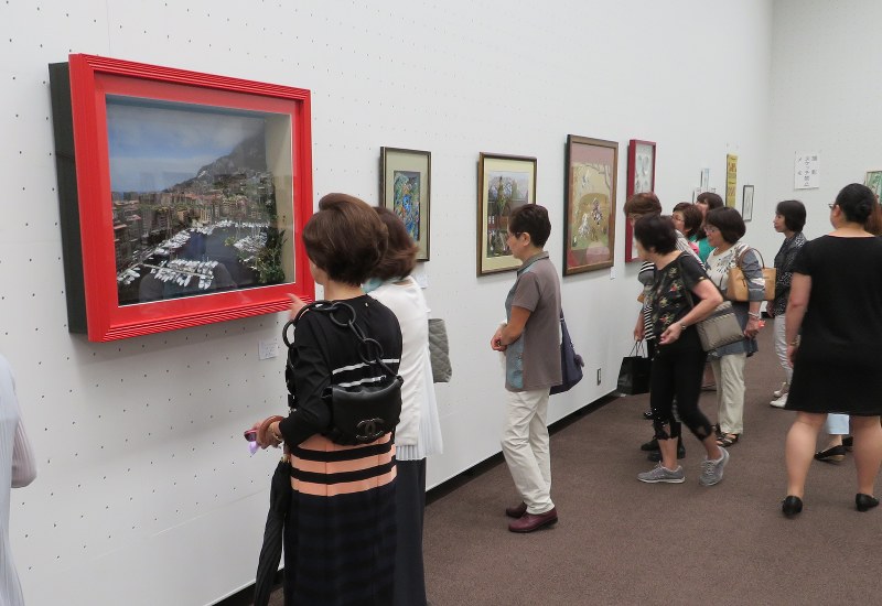 グランプリ作品(左)など力作が並んだ日本手工芸美術展