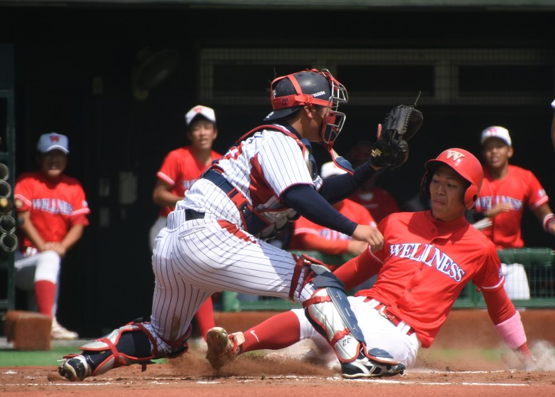 【日本ウェルネススポーツ大-明治安田生命】一回表日本ウェル2死満塁、井上の適時打で二塁走者・渡辺将が生還し2点目=東京都大田区の大田スタジアムで