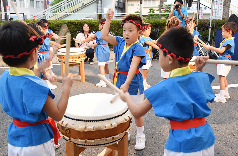 市駅夏祭り 和太鼓がんばる 和歌山 毎日新聞