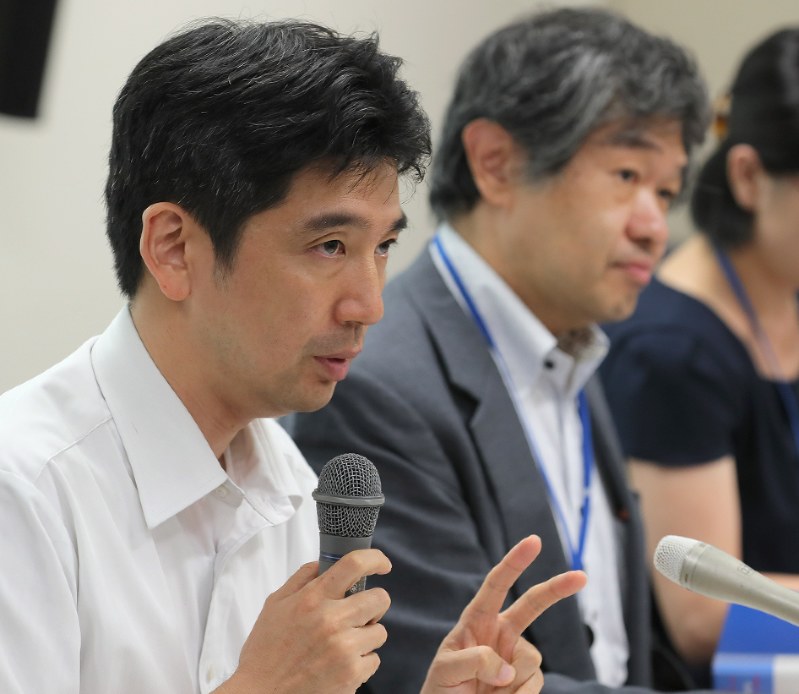 東尚弘がん登録センター長(左)=東京都中央区の国立がん研究センターで、後藤由耶撮影