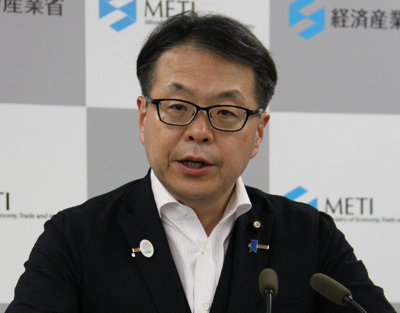 世耕弘成経済産業相=2017年8月1日、片平知宏撮影