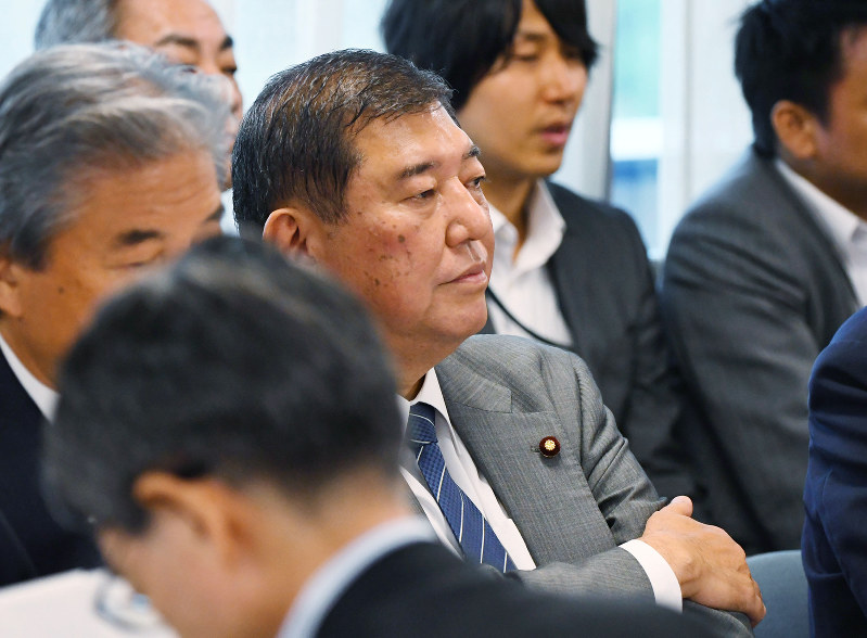 自民党憲法改正推進本部の会合に臨む石破茂元幹事長=東京都千代田区の同党本部で2017年9月12日午後3時9分、川田雅浩撮影