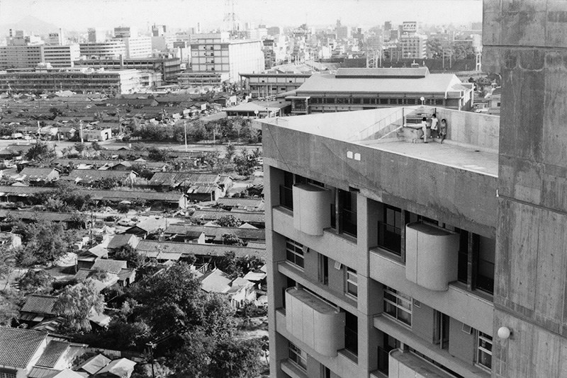 現在の中央公園(中区基町)の場所(左手)には、木造住宅が建ち並んでいた=1971年、高岡和彦さん撮影