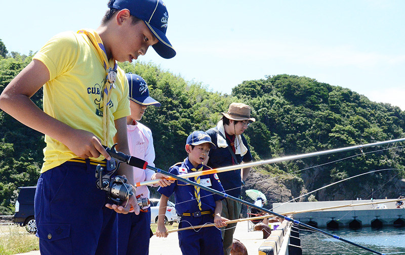 釣りを楽しむボーイスカウトの子供たち=島根県浜田市で、長宗拓弥撮影