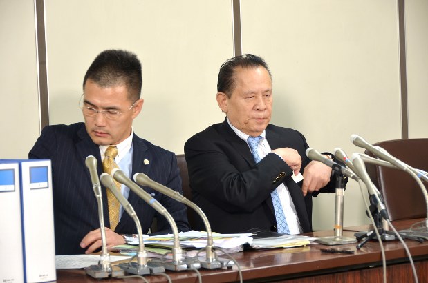 記者会見に臨む岡田和生氏(右)。左は代理人の中山達樹弁護士=2017年9月14日