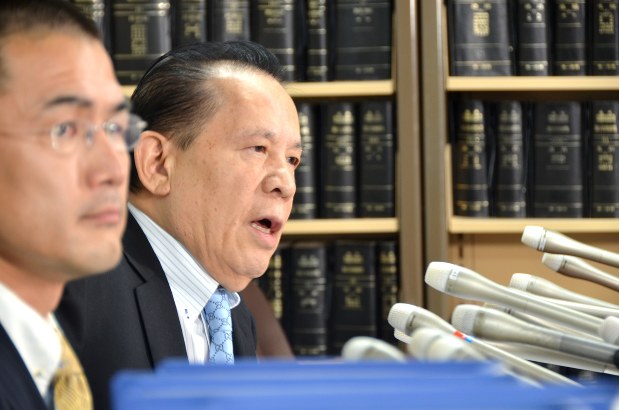 記者会見に臨む岡田和生氏。手前は代理人の中山達樹弁護士=2017年9月14日