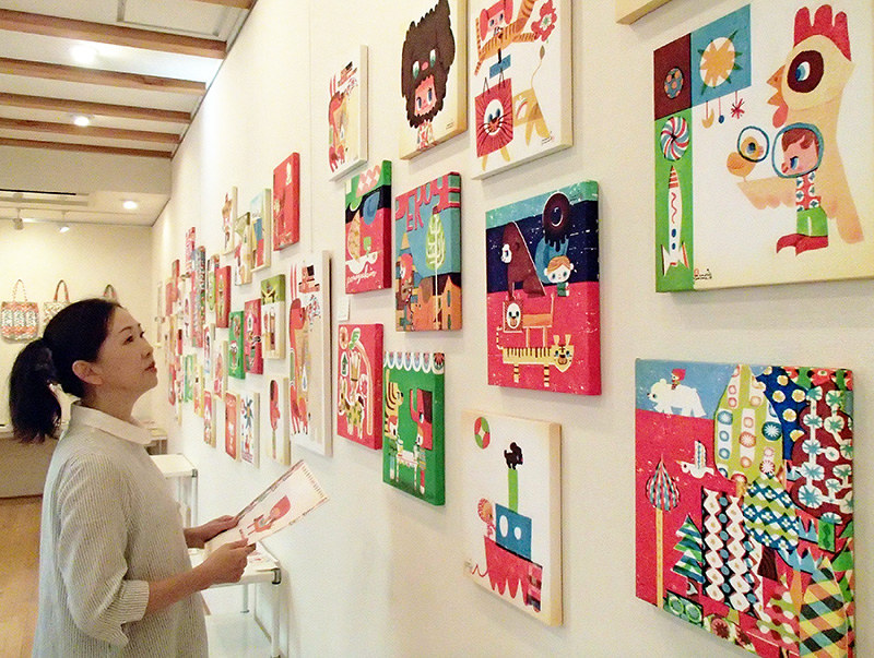 山本まもるさん個展 鮮やかイラスト１１０点 西宮 兵庫 毎日新聞