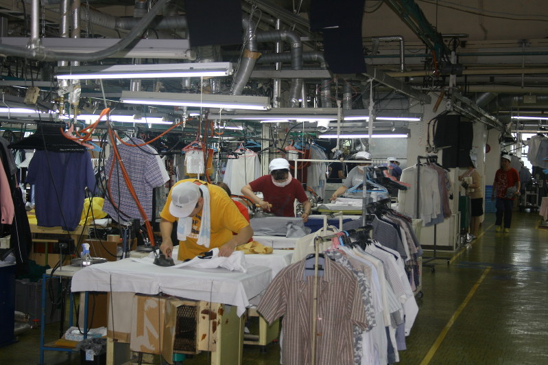クリーニング作業に従事する利用者ら=同舎赤平市の工場で