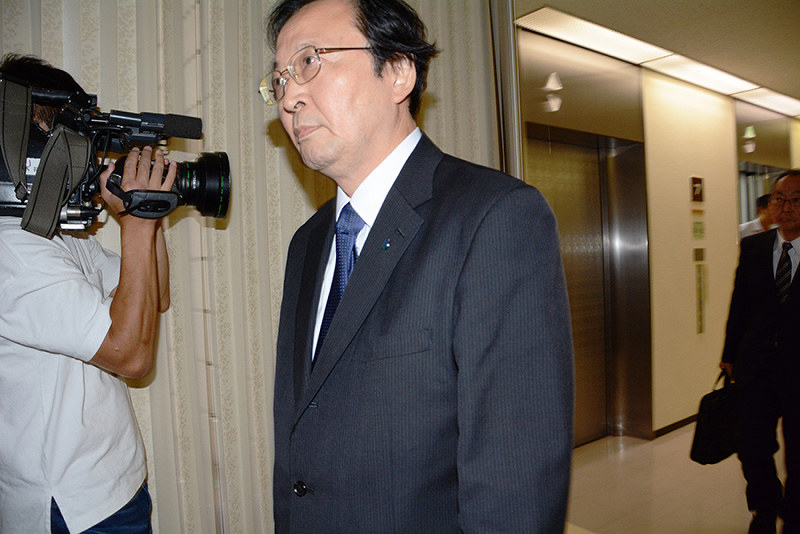 西川一誠知事との面談に向かう鉄道・運輸機構の北村隆志理事長=福井県庁で、岸川弘明撮影