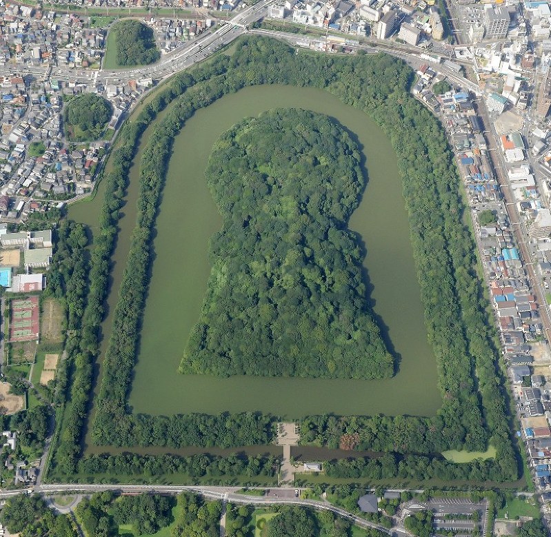 百舌鳥・古市古墳群の中で最も大きい大山古墳(仁徳天皇陵)=堺市堺区で、本社ヘリから川平愛撮影