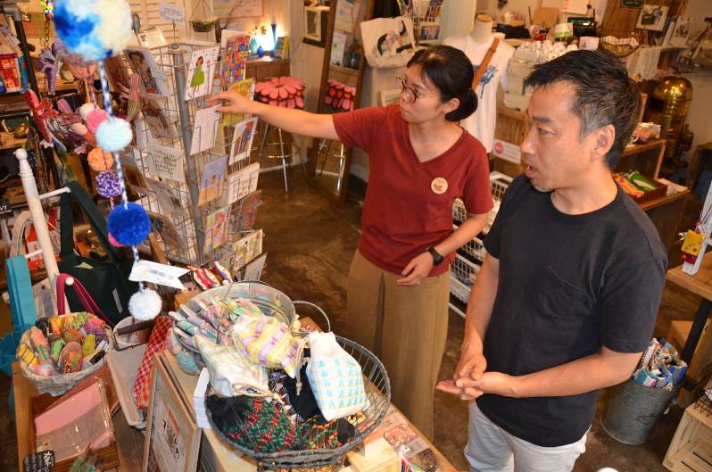 藤本さん(右)が開店した、障害者制作の雑貨を専門に扱う「マジェルカ」。8月から障害者自身がスタッフとして働く「雇用の場」にもなった=武蔵野市で