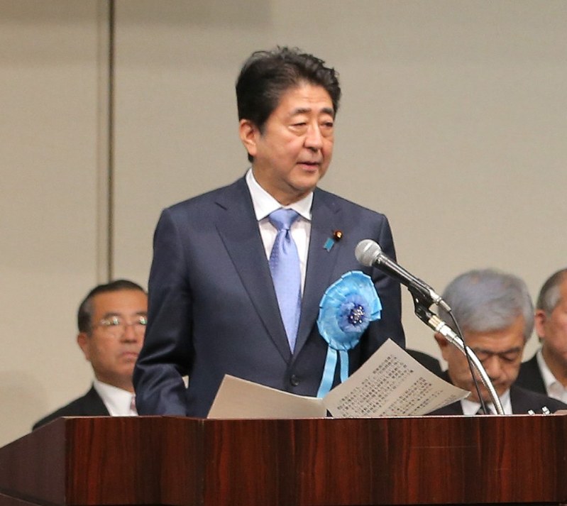 拉致問題の早期解決などを求める国民大集会であいさつする安倍首相=東京都千代田区で17日、宮武祐希撮影