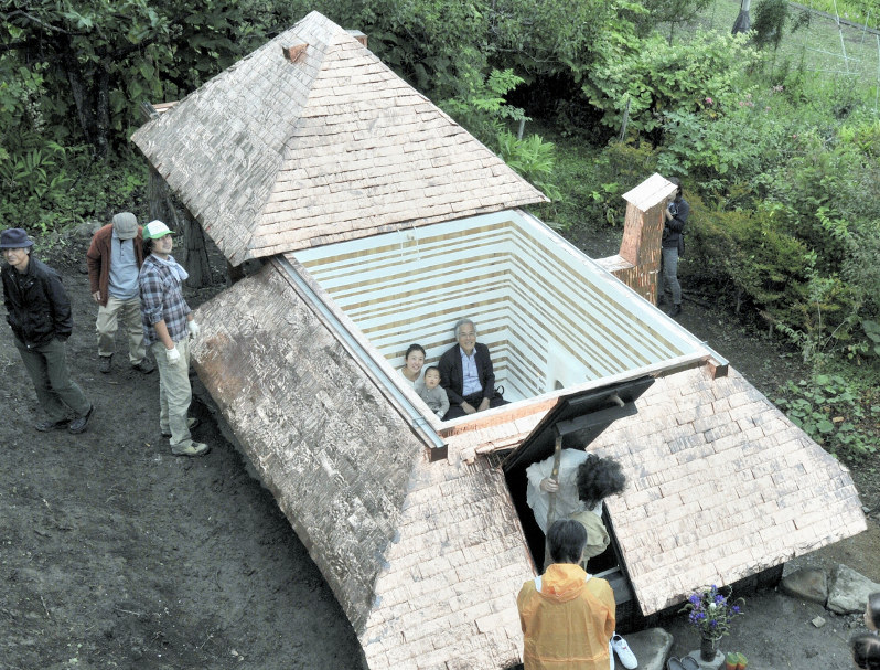 完成した「低過庵」。屋根が開閉できる仕組みになっている=長野県茅野市宮川高部で