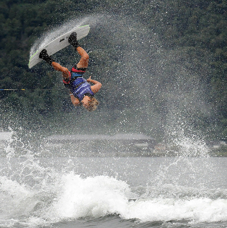 ウエークボード 世界大会 観客を魅了 空中回転 きょう決勝 近江八幡 滋賀 毎日新聞