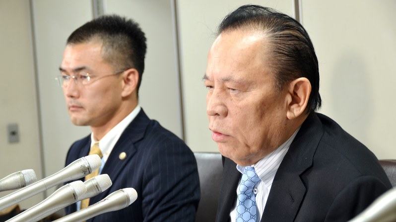 ユニバーサルエンターテインメントのオーナー創業者で、会長として実権を握っていた岡田和生氏(右手前)=2017年9月14日撮影