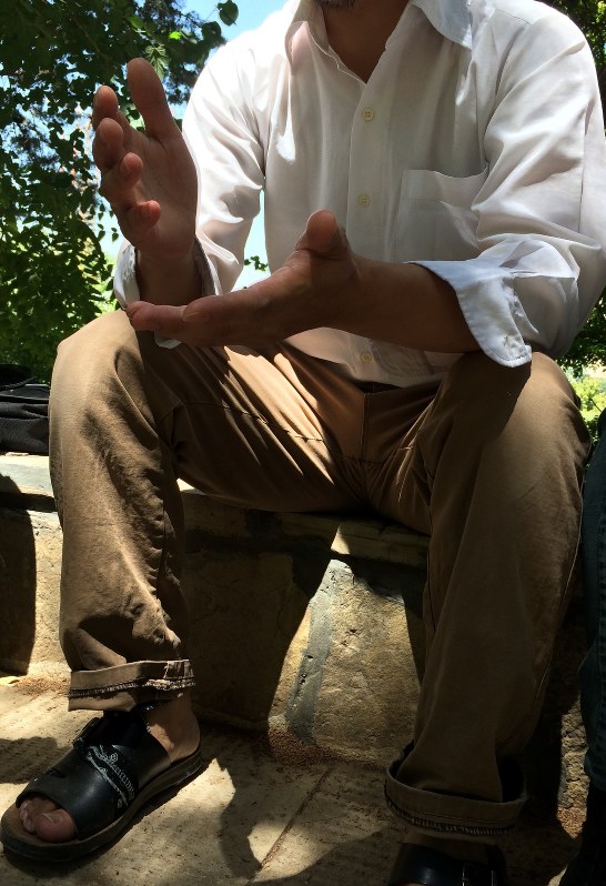「信仰心を悪用された」と語るアフガニスタン難民の30代男性=イラン国内で2017年7月、田中龍士撮影