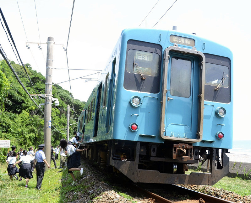 「鉄學」列車からの避難訓練に臨む高校生=和歌山県新宮市で、石川裕士撮影