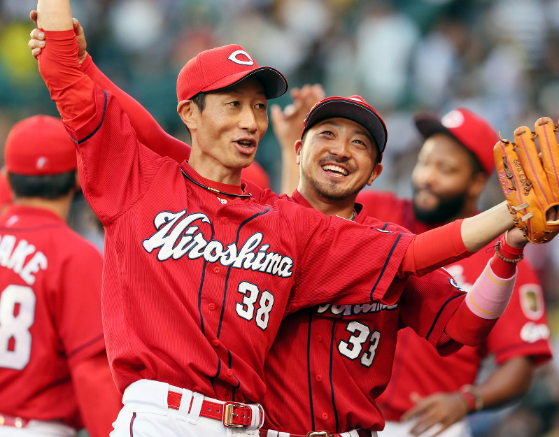広島優勝：赤松、帰ってコイよ 胃がん摘出手術越え | 毎日新聞