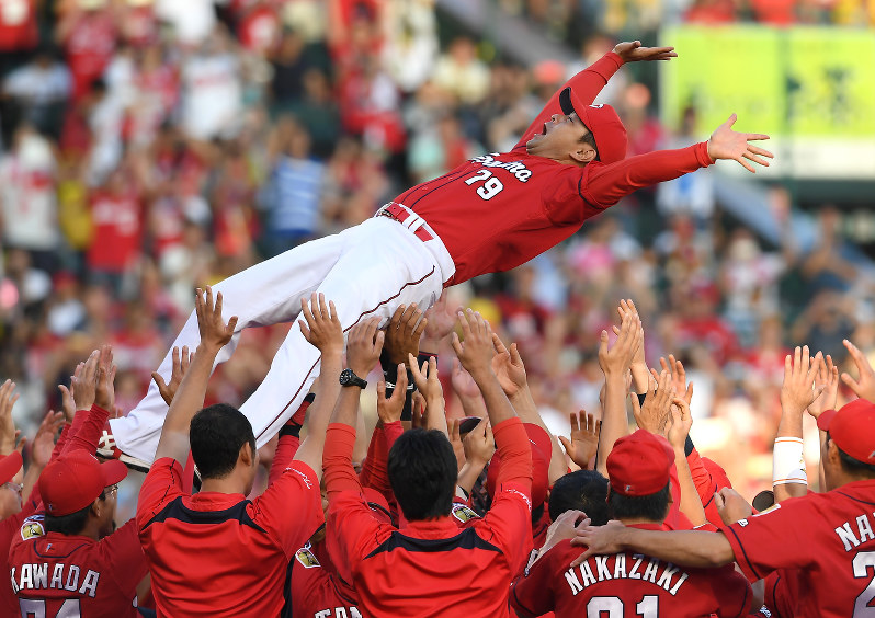 セ・リーグ優勝を決め、胴上げされる広島の緒方監督=阪神甲子園球場で2017年9月18日、久保玲撮影